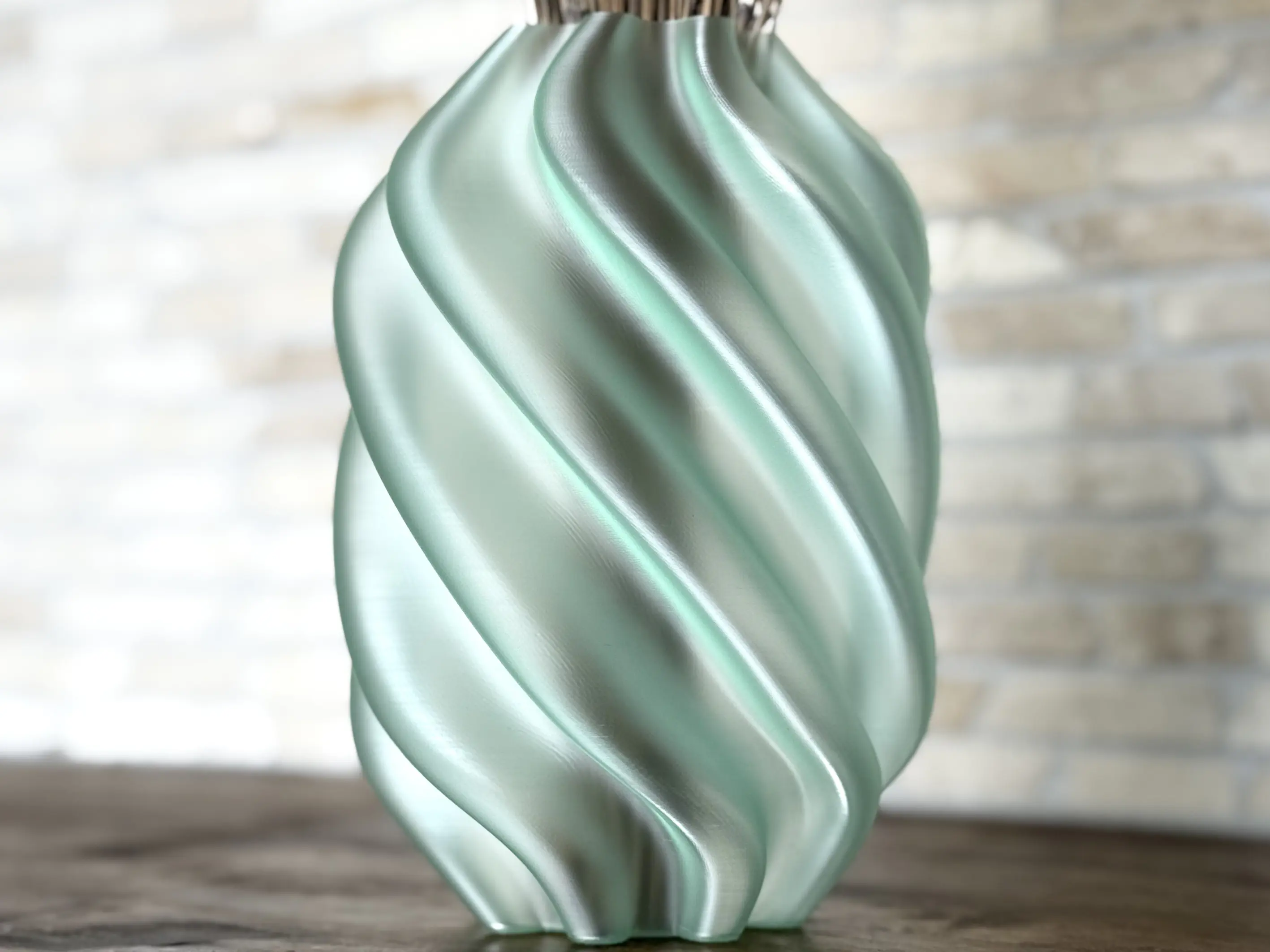 Детайл на декоративна ваза Contemporary Spiral